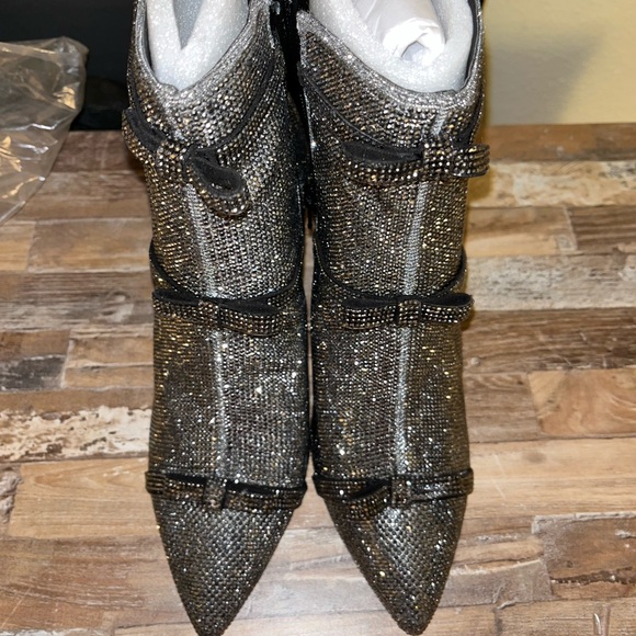 Shoes - Picture 2 of 6